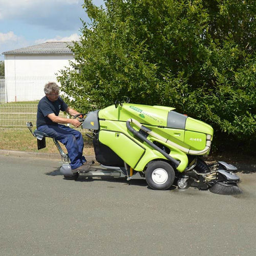 Handgeführte Kehrmaschine - 400 (GM2) series - CMAR - mit Verbrennungsmotor / für Außenbereich / Staub
