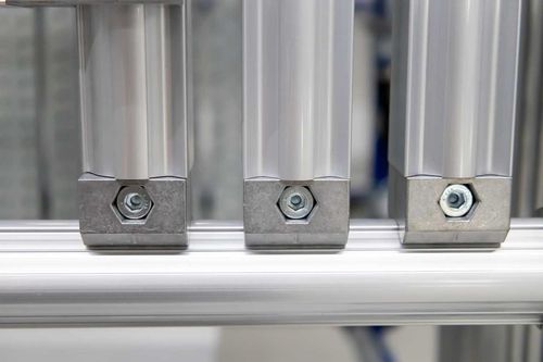 Aluminiumprofil - BeeWaTec AG - quadratisch / für die Automobilindustrie / für die Transporttechnik