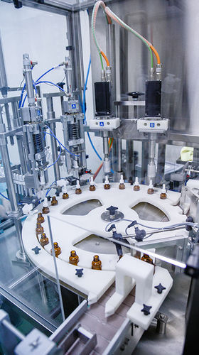 Abfüll- und Verschließanlage / Monoblock - Omniprojekt doo, Vrnjačka Banja, Srbija - Dreh / per Gewicht / für Pharmaprodukte