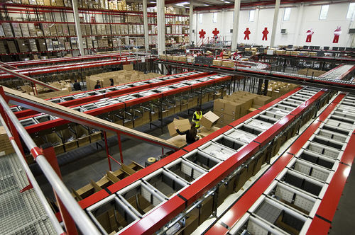 Sortiersystem für Textilien - KNAPP - mit geteilten Platten