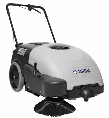 Handgeführte Kehrmaschine - SW750 - Nilfisk - mit Batterie / für den Innenraum / für Außenbereich