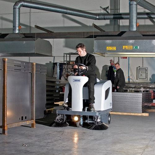 Aufsitzkehrmaschine - SR 1101 series - Nilfisk - mit Batterie / für Außenbereich / für den Innenraum
