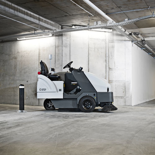 Aufsitzkehrmaschine - SR 1601 series - Nilfisk - mit Hydraulikmotor / mit Batterie / für Außenbereich