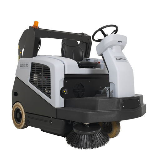 Aufsitzkehrmaschine - SW5500 series - Nilfisk - mit Batterie / für Außenbereich / für den Innenraum