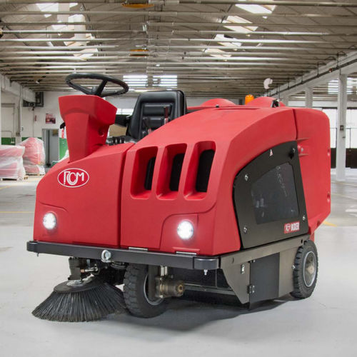 Aufsitzkehrmaschine - BOXER PLUS - RCM S.p.A. - mit Batterie / mit Verbrennungsmotor / kompakt