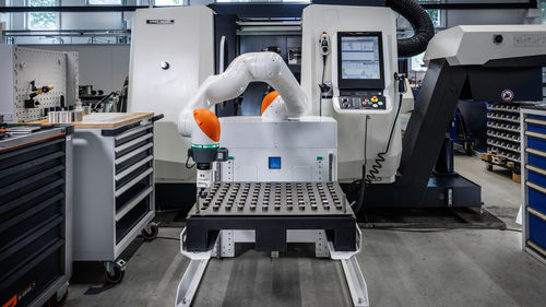 Werkstück-Beladungssystem - MAIROFlex iisy - KUKA AG - mit 6-Achsen Knickarmroboter / automatisiert