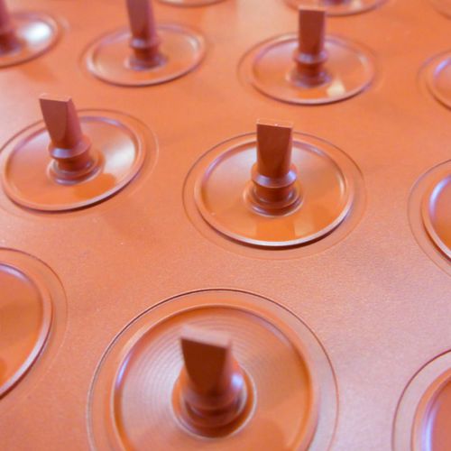 Freies Prägen - Helvoet Rubber & Plastic Technologies B.V. - Kunststoff / Industrie / ISO 9001