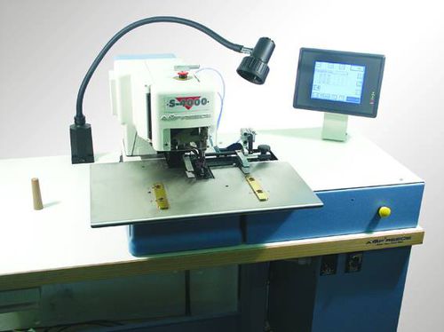 Kettenstichnähmaschine - S-4000 ISBH Indexer SM - AMF Reece CR, s.r.o. - für Hemdenmanschetten / Knopfloch / stationär