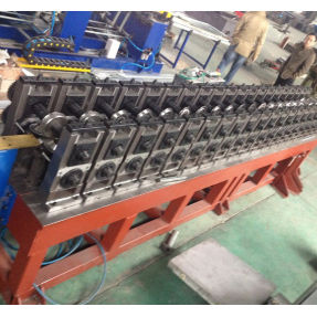 Profilieranlage für Führungsschienen - KCM Machinery Manufacturing - mit Rollenförderer