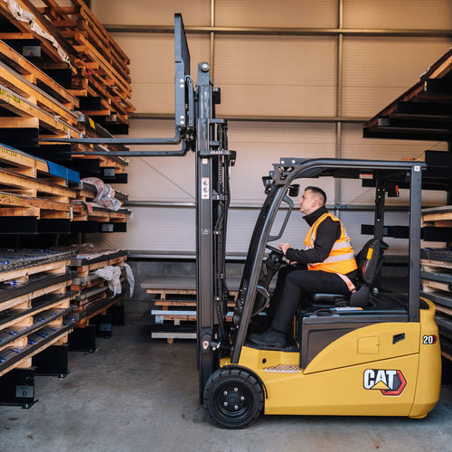 Elektrischer Gabelstapler - EP16-20QT - Cat Lift Trucks - Sitz / für den Innenbereich / für Außenbereich