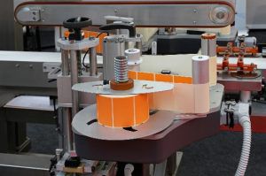 Automatische Etikettiermaschine - Hermis, JSC - halbautomatisch / für Flaschen / für die Lebensmittel- und Getränkeindustrie