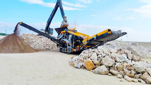 Mobiler Skalper-Sieb - FTB-1550 - Fabo Crushing Screening & Concrete Plants - für schwere Lasten / mit Bandzuführer