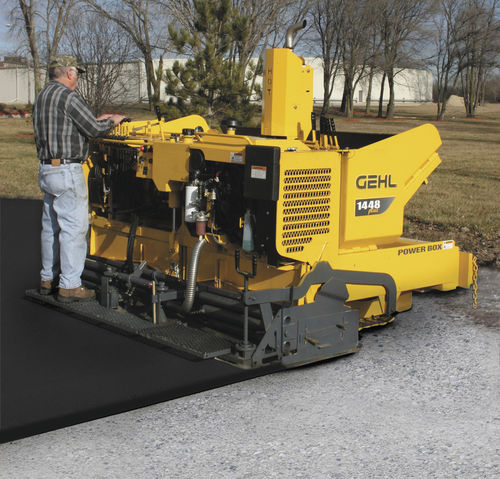 Asphaltfertiger - 1448 Plus - Gehl - auf Raupen