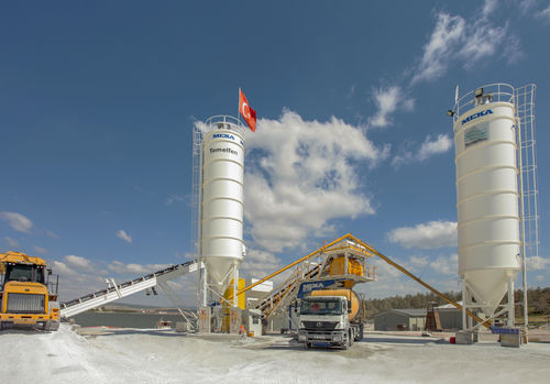 Mobile Betonmischanlage - M60 - MEKA Crushing Screening and Concrete Batching Technologies - mit Einfachchassis