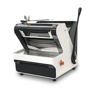 Halbautomatische Brotschneidemaschine für die Industrie - PRIMO - Sinmag - mit durchlaufendem Bandmesser / kompakt / für Baguettes