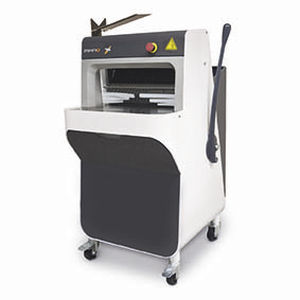 Halbautomatische Brotschneidemaschine für die Industrie - MANO - Sinmag - mit durchlaufendem Bandmesser / kompakt / für Baguettes