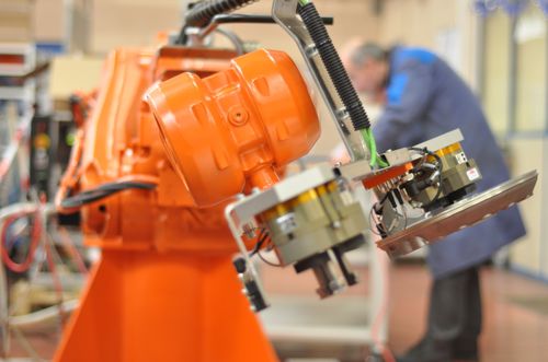 Metallteile-Produktionsanlage - DAM Group - Roboter