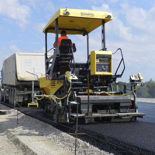 Asphaltfertiger - BF 300 C series - BOMAG - auf Raupen / Kraftstoff / für Gebäude