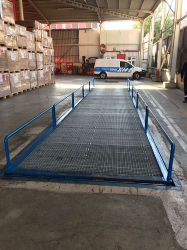 Fahrzeugrampe - Kale Rampa - für Gabelstapler / festinstalliert / Hydraulikzylinder