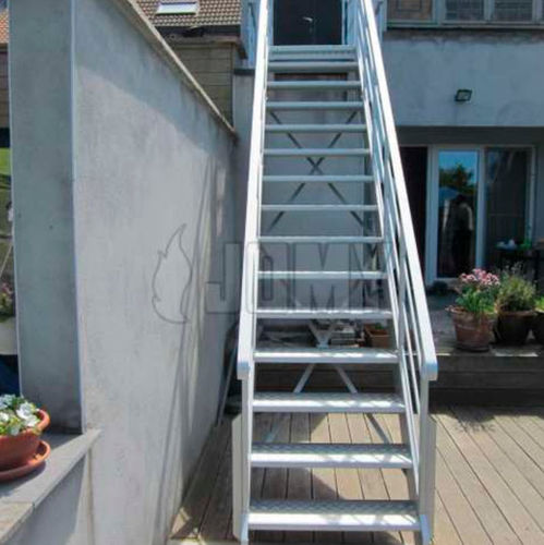Gerade Treppe - JOMY SA - für Außenbereich / Aluminium / vergittert