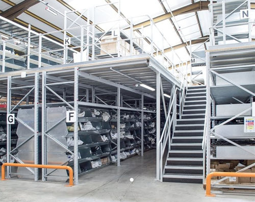 Stahlbaubühne mit Aufbewahrungssystem - Linpac Storage Systems - auf Palettenregal / Paletten