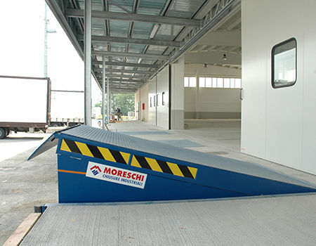 Fahrzeugrampe - Moreschi Chiusure Industriali S.r.l. - für Transport / für Plattform / hydraulisch