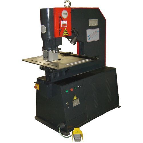 Universelle Stanzmaschine - P-Series - MAQ. IND. MET. KORPLEG, S.L. - automatisch / hydraulisch / für Profile