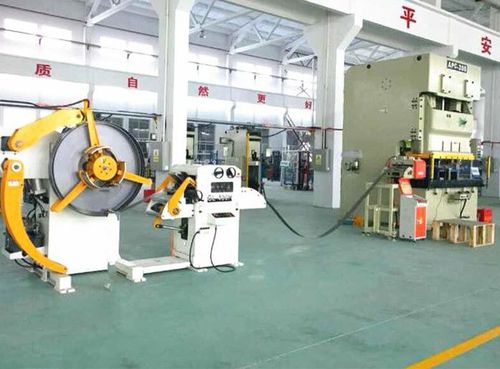 Bandzuführanlage für Feinschneidprozesse - Shenzhen Sunrui Machinery Co., Ltd. - für die Automobilindustrie / hohe Dicke / mit Justiereinrichtung