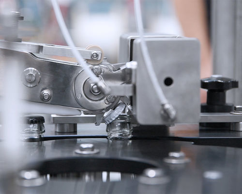 Automatischer Abschraubemaschine - Reverse C - AROL Closure systems