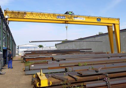 Schienenmontierter Halbportalkran - STAHL CraneSystems GmbH - für Schifffahrtsanwendungen / für Modulgebäudebau / Hänge