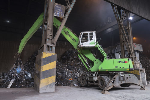 Umschlagbagger auf Raupen - 840 E series - SENNEBOGEN Maschinenfabrik GmbH - mit Gummireifen / hydraulisch / elektrisch