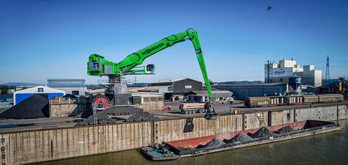 Umschlagbagger auf Raupen - 895 E Hy­brid series - SENNEBOGEN Maschinenfabrik GmbH - mit Gummireifen / elektrisch / Hybrid