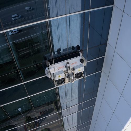 Reinigungsroboter für Hochhäuser - SKW  - Robsys Europe GmbH - Nassreinigung