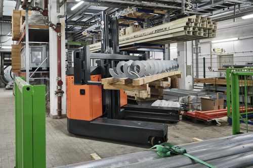Elektrischer Gabelstapler - Genkinger-bAKA Genkinger GmbH - Begleiter / FTF / für enge Gänge