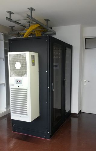 Vertikale Klimaanlage für Schaltschrank - Brodinger IT-Sicherheitstechnik e.U. - Industrie / Luftkondensation
