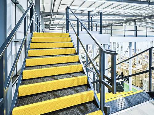 Gerade Treppe - John Scott Works Ltd - Aluminium / mit Geländer