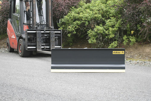 Schneepflug für Gabelstapler - S 6 - R series - stabau Schulte-Henke GmbH - angebaut
