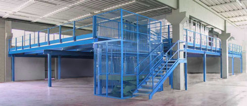 Stahlbaubühne mit Treppe - PAROLIN - für Gebäude