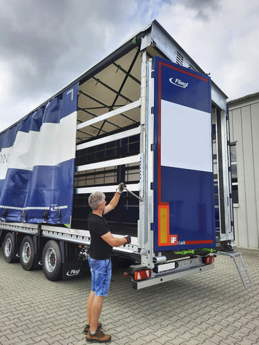 Sattelauflieger mit Schiebeplane - Fliegl Fahrzeugbau GmbH - Plattform / Baustellen / für Industriematerial