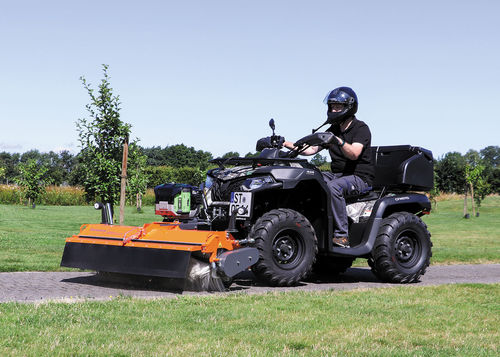 Kehrmaschine für Anbau - Sweezy 450 Dual E QuadLine - bema GmbH Maschinenfabrik - elektrisch / für Außenbereich / Staub