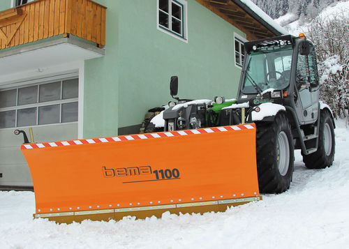 Breit-Schneepflug - bema 1100 - bema GmbH Maschinenfabrik - angebaut