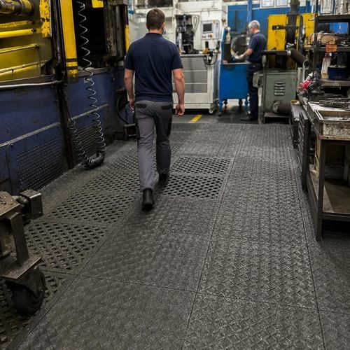 PVC-Bodenplatte - H3 series - Rebourne - Recyclingkunststoff / Aluminiumoxid / rutschfest