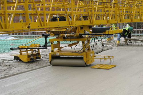 Fertiger für Beton - C-750 - GOMACO International - mit Gummireifen / für Betonsohle / für Gebäude