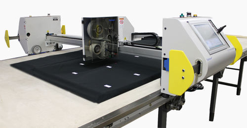 Vollautomatische Etikettiermaschine - SLS3 - Eastman Machine Company - zur Oberseitenetikettierung / zum Drucken und Etikettieren / für die Textilindustrie