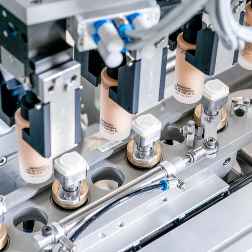 Automatische Etikettiermaschine - OPTIMA packaging group GmbH - zur Oberseitenetikettierung / zur Seitenetikettierung / zur Unterseitenetikettierung