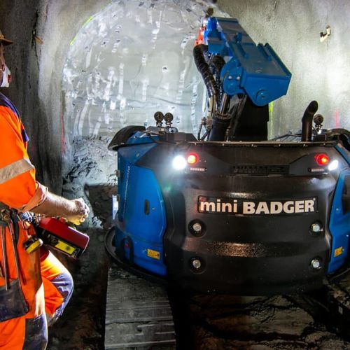 Mittelgroßer Bagger - WIMMER Hartstahl GmbH & Co KG - auf Raupen / Diesel / für Tunnel