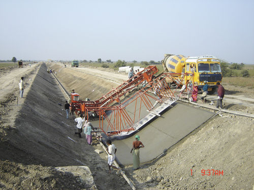 Fertiger für Beton - 3 - 20 m | RCP750 - UNiSTEEL Engineering Works - mit Gummireifen / für Kanäle / für Betonsohle