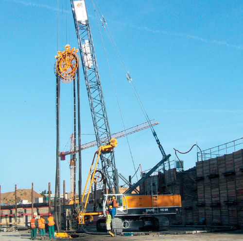 Kran auf Raupen - MC 64 - BAUER Maschinen GmbH - Ausleger / für Baustelle / für Hubanwendungen