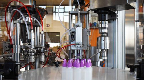 Abfüll- und Schraubverschlussanlage / für e-Liquid - MFC  - PMR System Group - Monoblock / PLC-gesteuert