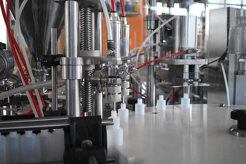 Automatische Füll- und Verschließanlage - MFC - PMR System Group - für Flüssigkeiten / Monoblock / Dreh